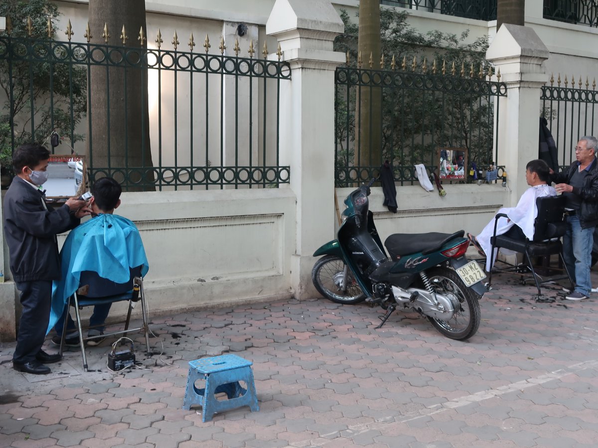 street haircut in Hanoi