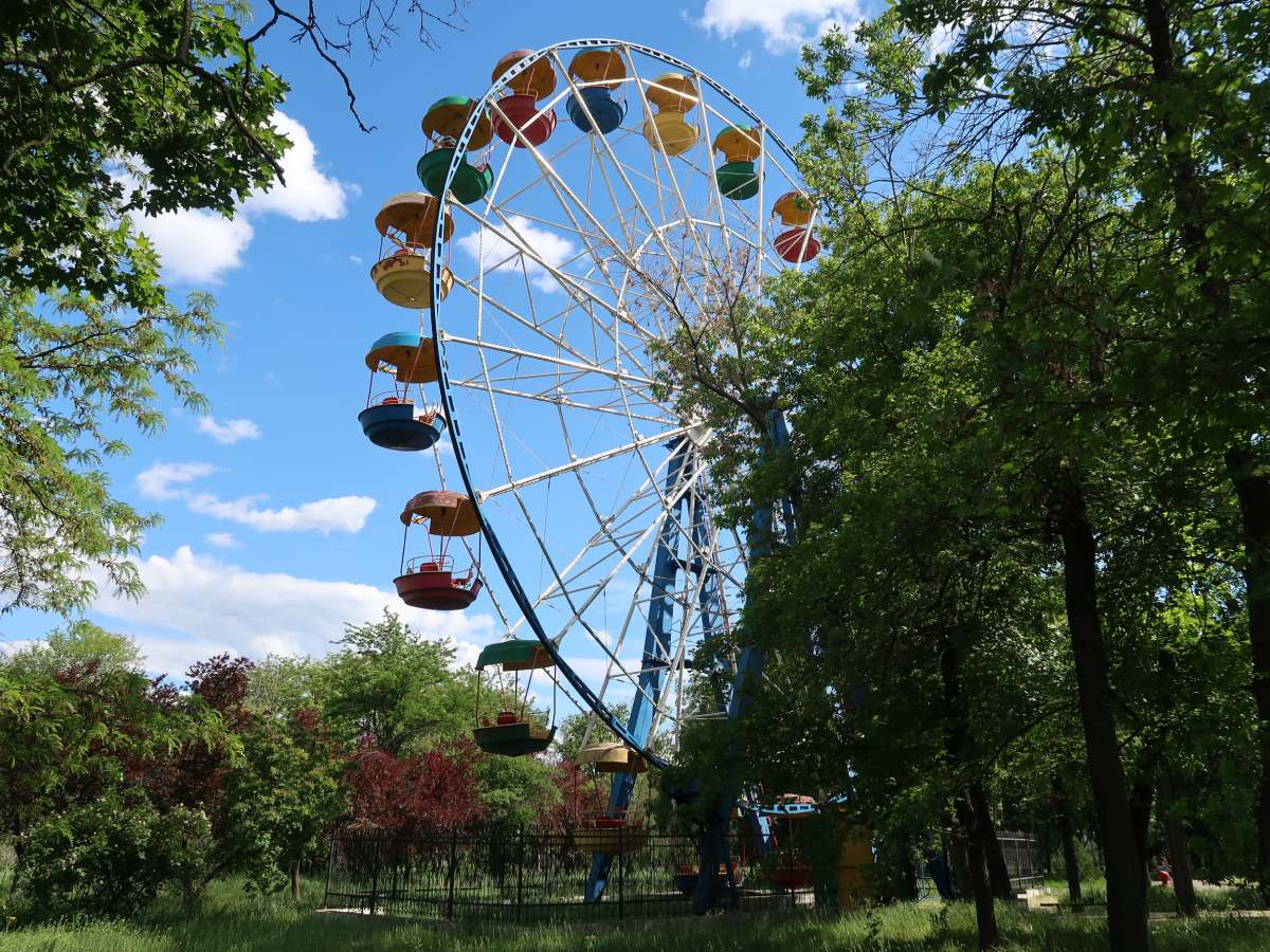 feris wheel in Victory Park