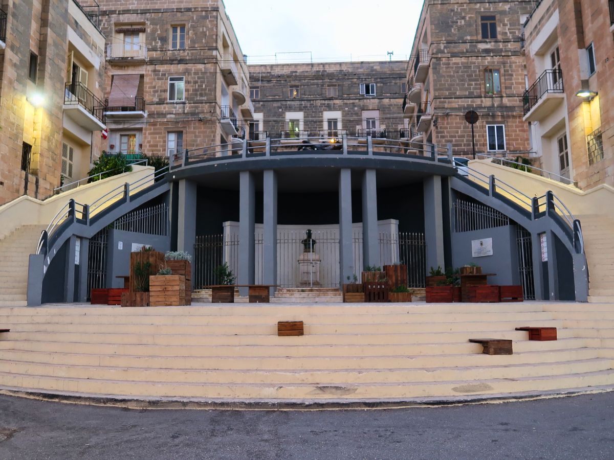 Senglea stairs between the houses with small statue in the middle