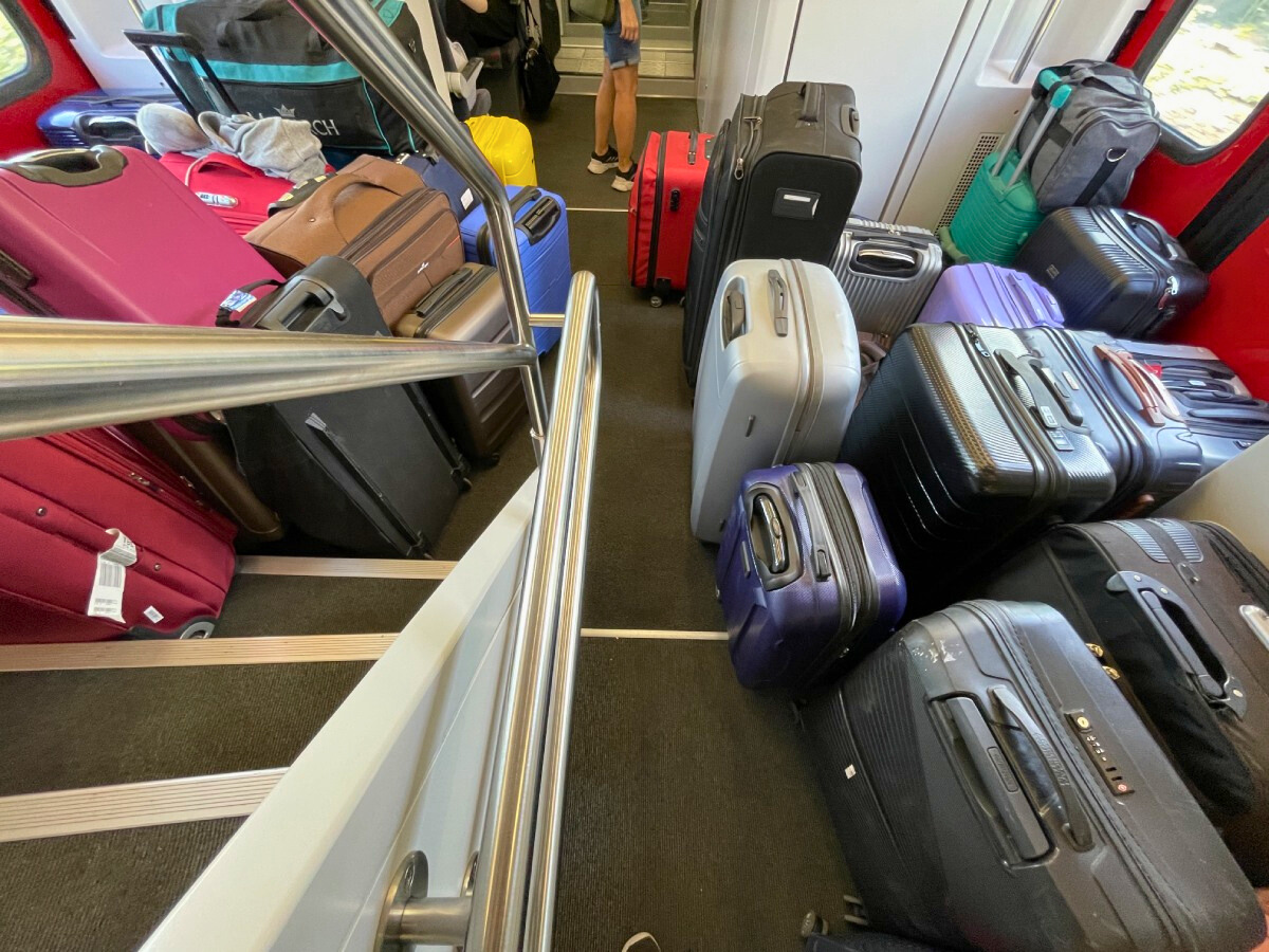 train tbilisi batumi full off luggage during season