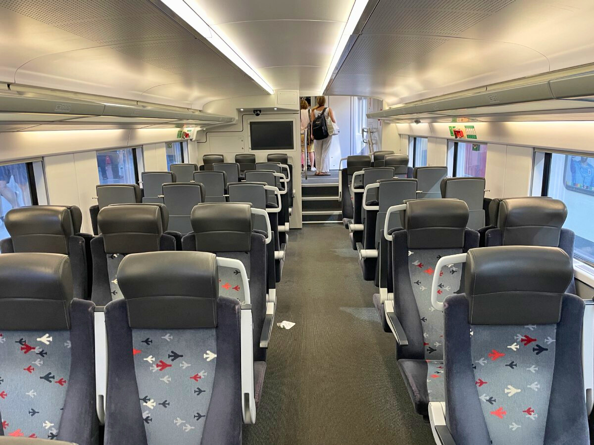 lay-out 2+3 on the train tbilisi batumi