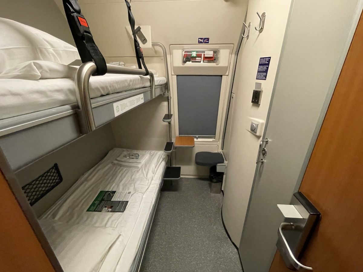 Santa Claus Express: Mais do que um trem noturno, é o prelúdio da sua aventura na Lapônia. Esqueça as longas horas de voo ou a fadiga da estrada. Imagine adormecer em uma cabine aconchegante em Helsinque e acordar no coração coberto de neve de Rovaniemi, a cidade oficial do Papai Noel. Este serviço lendário da VR não é apenas um meio de transporte; é uma experiência mágica que te leva diretamente ao Círculo Polar Ártico, combinando o charme da viagem ferroviária com o conforto de um hotel sobre trilhos. Prepare-se para trocar a paisagem urbana pelas florestas silenciosas e estreladas da Finlândia. Sua jornada para encontrar a Aurora Boreal e a magia do Natal começa aqui.